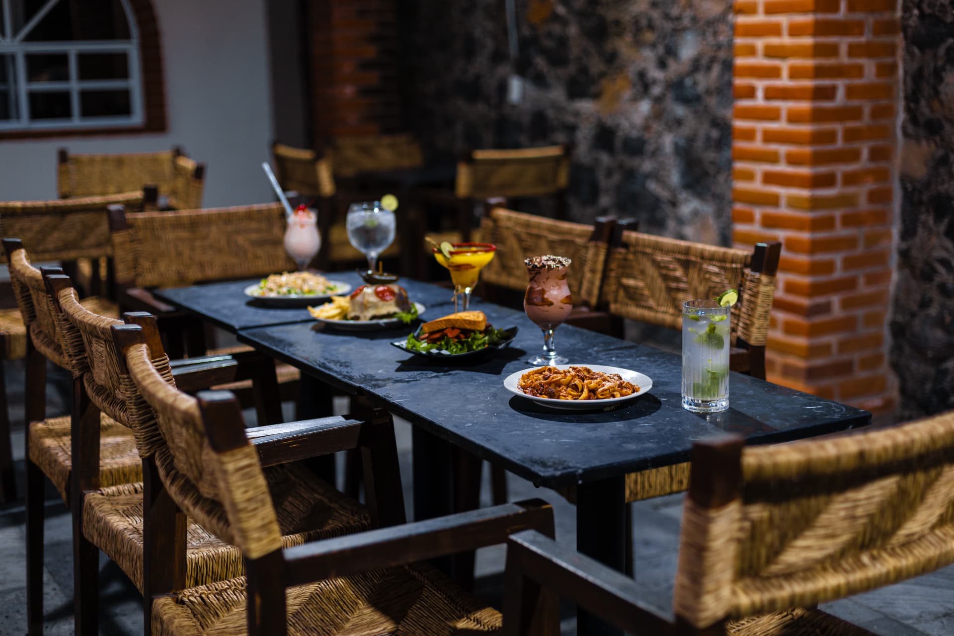 Mesa del restaurante servida con platillos y bebidas
