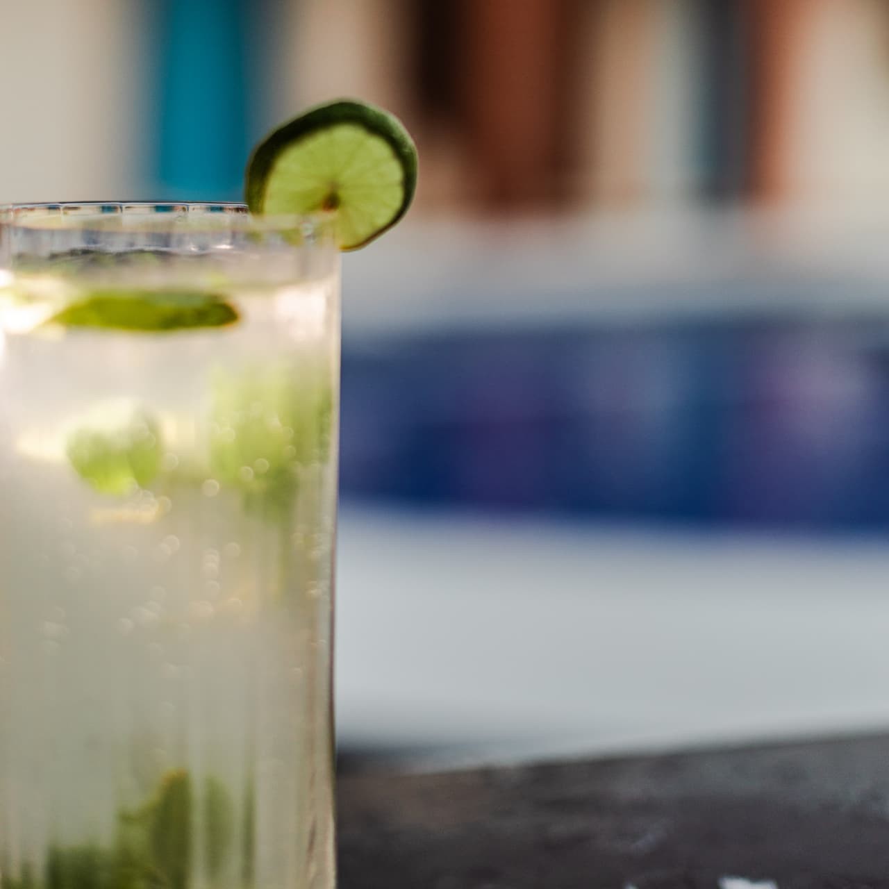 Coctel con limón y hierbabuena junto a la alberca de Casa Arcos