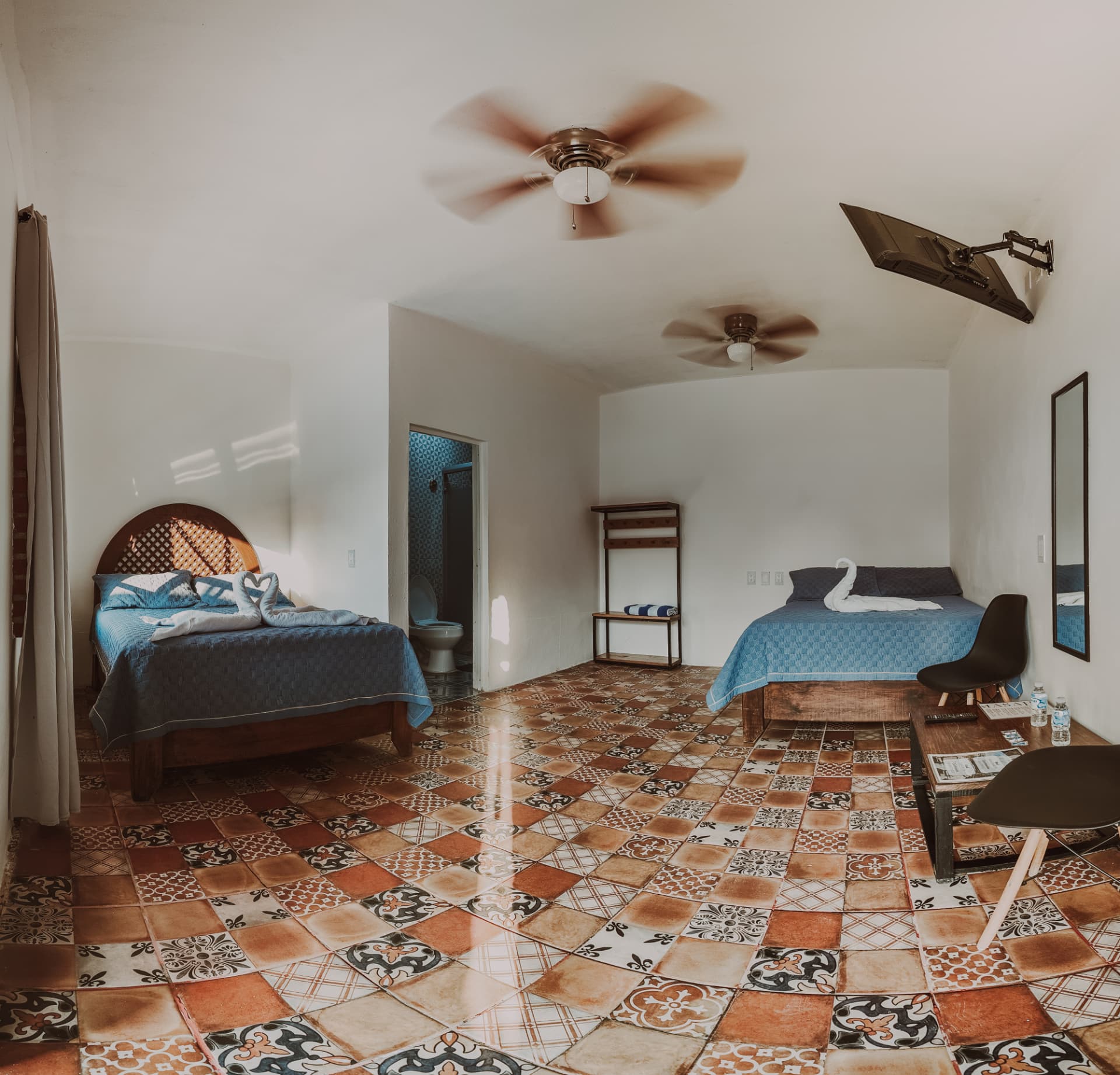 Habitación Doble Deluxe con dos camas matrimoniales, piso de mosaico y ventiladores