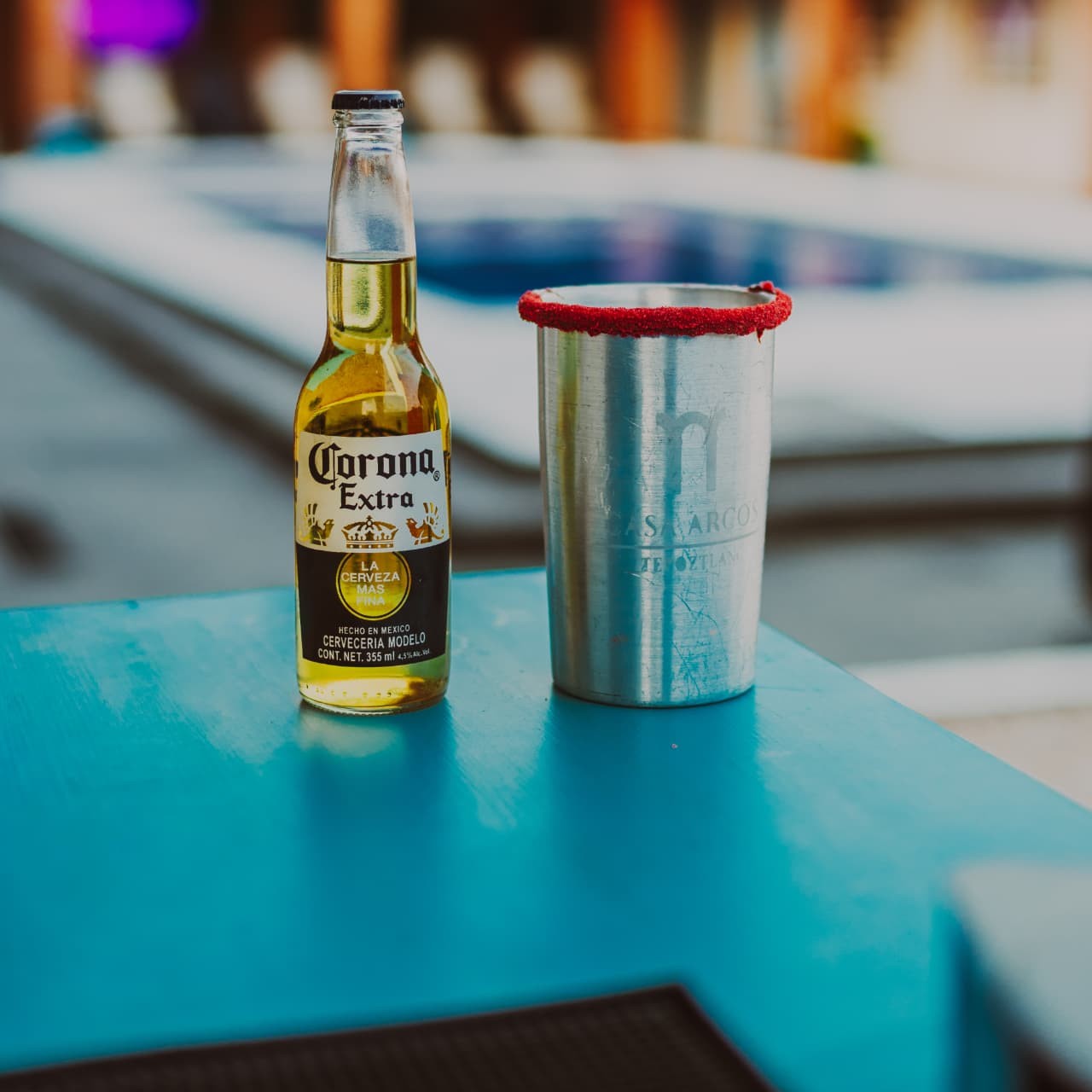 Cerveza y vaso escarchado de Casa Arcos junto a la alberca