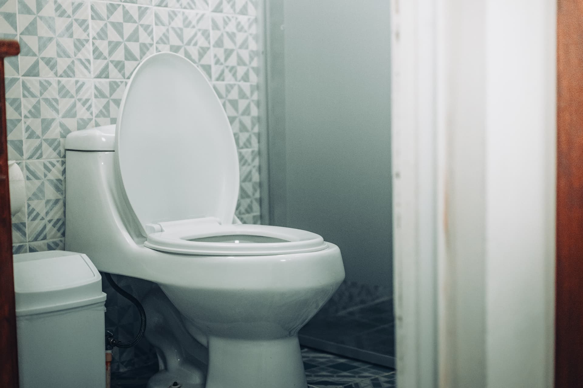 Baño privado de la habitación con azulejo geométrico
